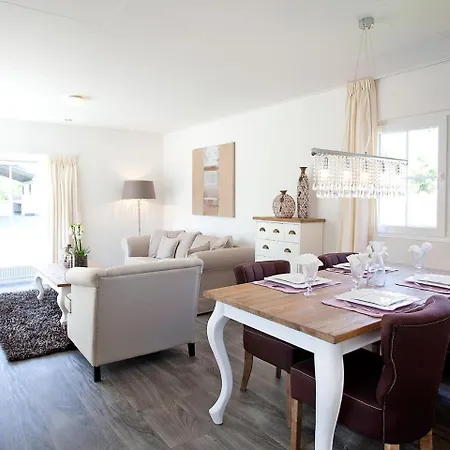 Holiday Home Droompark Buitenhuizen.7 펜션 펠선자위트